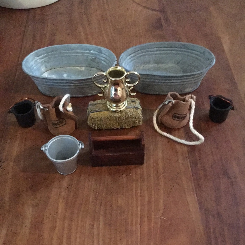 Breyer Miniature Horse Grooming Set with Gold Trophy Accent and Silver Tubs